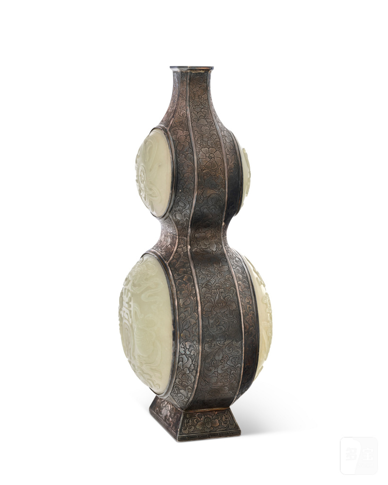VASE DOUBLE GOURDE EN ARGENT INCRUSTÉ DE PLAQUES EN JADE CÉLADON TRÈS PÂLE  CHINE, DYNASTIE QING, XVIIIE-XIXE SIÈCLE - 图3